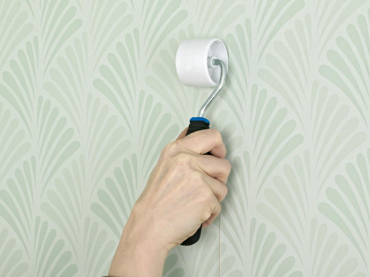 Как убрать складки на обоях после высыхания на стене