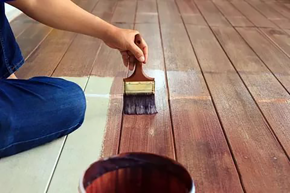 Как покрасить деревянный пол